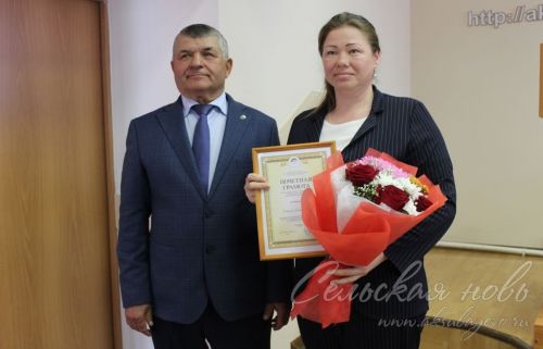 Аксубай районы башлыгы Җирле үзидарә көне уңаеннан хезмәттәшләренә бүләкләр тапшырды