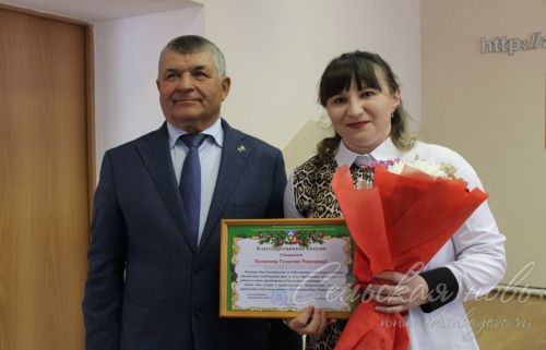 Аксубай районы башлыгы Җирле үзидарә көне уңаеннан хезмәттәшләренә бүләкләр тапшырды