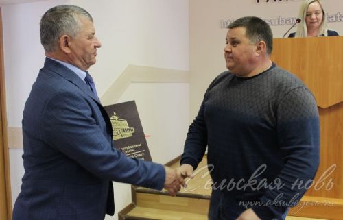 Аксубай районы башлыгы Җирле үзидарә көне уңаеннан хезмәттәшләренә бүләкләр тапшырды