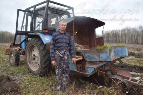 В Аксубаевском лесничестве деревья сажает техника