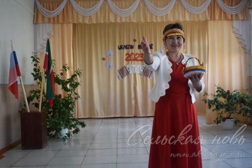 Авыл мәктәбендә бәйрәмне чуаш мәгърифәтчесе Иван Яковлев истәлегенә багышладылар