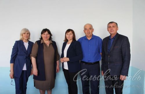 Аксубай туган якны өйрәнүчесе мәктәпкә тарихи карталар һәм документлар бүләк итте
