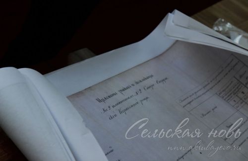 Аксубай туган якны өйрәнүчесе мәктәпкә тарихи карталар һәм документлар бүләк итте