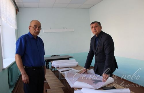Аксубай туган якны өйрәнүчесе мәктәпкә тарихи карталар һәм документлар бүләк итте
