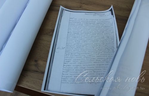 Аксубай туган якны өйрәнүчесе мәктәпкә тарихи карталар һәм документлар бүләк итте