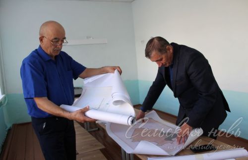 Аксубай туган якны өйрәнүчесе мәктәпкә тарихи карталар һәм документлар бүләк итте