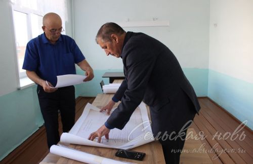 Аксубай туган якны өйрәнүчесе мәктәпкә тарихи карталар һәм документлар бүләк итте