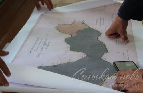 Аксубай туган якны өйрәнүчесе мәктәпкә тарихи карталар һәм документлар бүләк итте