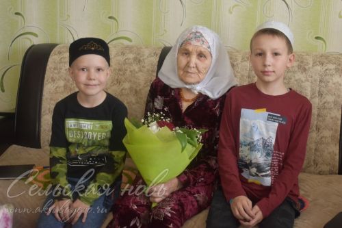 Яшь Нурания йокымсырап китеп, трактор тагылмасыннан җиргә егылып төшүдән курыккан