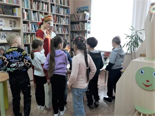 В Аксубаевской детской библиотеке детей собрал кукольный театр