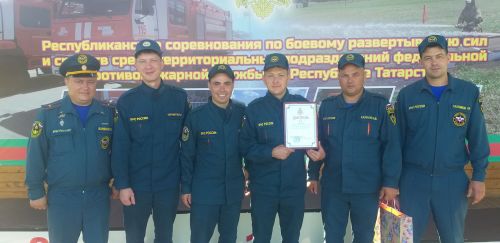 Аксубай янгын сүндерү һәм коткару гарнизоны җитәкчесе хезмәттәшләрен Янгын сүндерүчеләр көне белән котлады