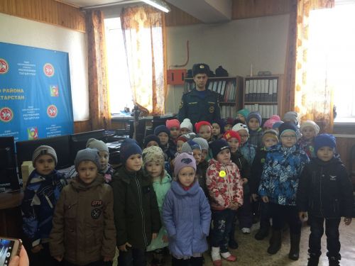 Аксубай янгын сүндерү һәм коткару гарнизоны җитәкчесе хезмәттәшләрен Янгын сүндерүчеләр көне белән котлады