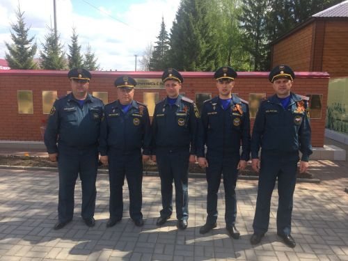 Аксубай янгын сүндерү һәм коткару гарнизоны җитәкчесе хезмәттәшләрен Янгын сүндерүчеләр көне белән котлады