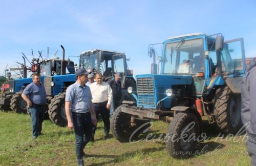 На аксубаевских полях трава подрастает, техника к ее уборке готова