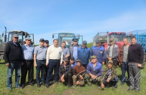 На аксубаевских полях трава подрастает, техника к ее уборке готова