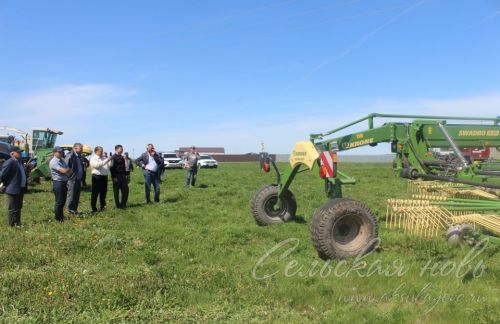 На аксубаевских полях трава подрастает, техника к ее уборке готова