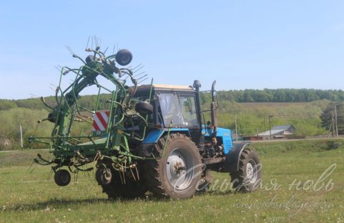 На аксубаевских полях трава подрастает, техника к ее уборке готова