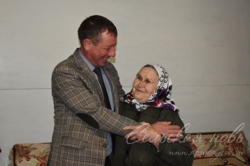 Минәфкәр, аның сеңлесе һәм энесе әниләренең төрмәдән кайтуын биш ел көтәләр