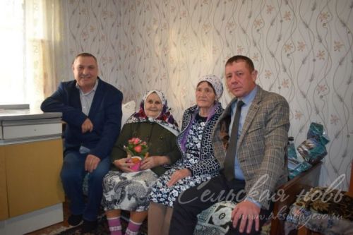 Минәфкәр, аның сеңлесе һәм энесе әниләренең төрмәдән кайтуын биш ел көтәләр