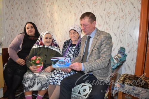 Минәфкәр, аның сеңлесе һәм энесе әниләренең төрмәдән кайтуын биш ел көтәләр
