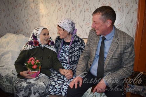 Минәфкәр, аның сеңлесе һәм энесе әниләренең төрмәдән кайтуын биш ел көтәләр