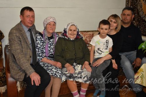 Минәфкәр, аның сеңлесе һәм энесе әниләренең төрмәдән кайтуын биш ел көтәләр