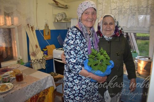 Минәфкәр, аның сеңлесе һәм энесе әниләренең төрмәдән кайтуын биш ел көтәләр