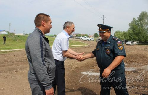 Күркәм традиция буенча янгын сүндерү җиңсәләреннән су белән коендырып озаттылар
