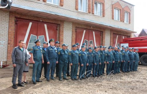 Күркәм традиция буенча янгын сүндерү җиңсәләреннән су белән коендырып озаттылар