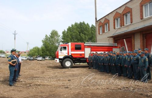 Күркәм традиция буенча янгын сүндерү җиңсәләреннән су белән коендырып озаттылар