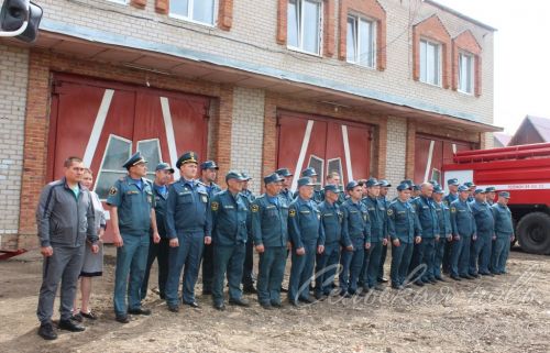 Күркәм традиция буенча янгын сүндерү җиңсәләреннән су белән коендырып озаттылар