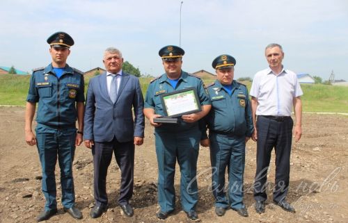 Күркәм традиция буенча янгын сүндерү җиңсәләреннән су белән коендырып озаттылар