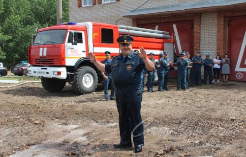 Күркәм традиция буенча янгын сүндерү җиңсәләреннән су белән коендырып озаттылар