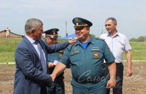 Күркәм традиция буенча янгын сүндерү җиңсәләреннән су белән коендырып озаттылар