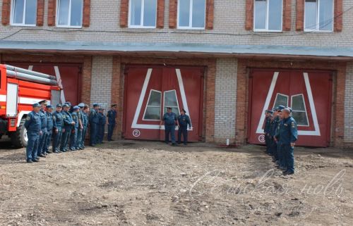 Күркәм традиция буенча янгын сүндерү җиңсәләреннән су белән коендырып озаттылар