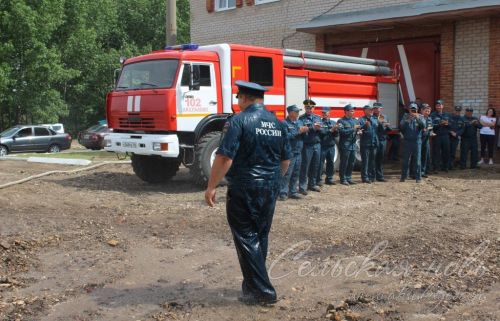 Күркәм традиция буенча янгын сүндерү җиңсәләреннән су белән коендырып озаттылар
