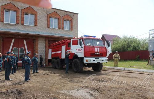 Күркәм традиция буенча янгын сүндерү җиңсәләреннән су белән коендырып озаттылар