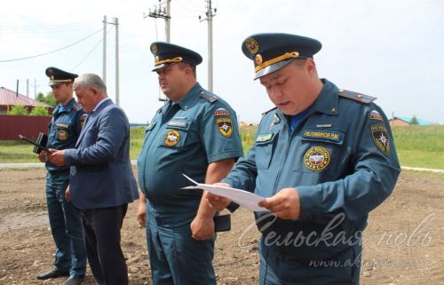 Күркәм традиция буенча янгын сүндерү җиңсәләреннән су белән коендырып озаттылар