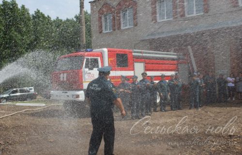 Күркәм традиция буенча янгын сүндерү җиңсәләреннән су белән коендырып озаттылар