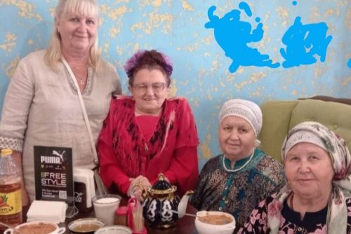 Әнисе рельска ятып елаган: улы шул юлдан сугышка киткән һәм әйләнеп кайтмаган