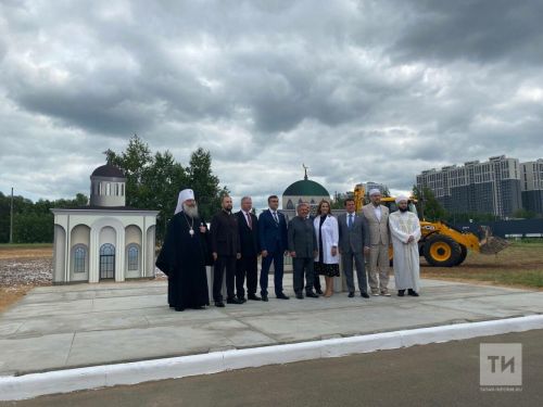 Раис Татарстана положил начало строительству мечети и храма на территории ДРКБ