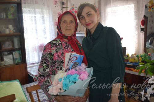 Несмотря на дату, празднует день рождения в Пасху