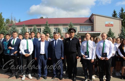 Студентам Аксубаевского техникума вручили дипломы, водительские права и выразили пожелания отличной службы