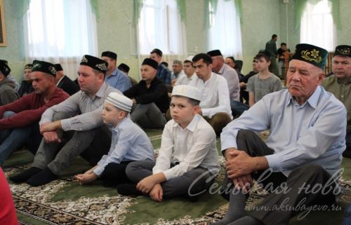Сотни мусульман Аксубаева встретили Курбан байрам в мечети общей молитвой