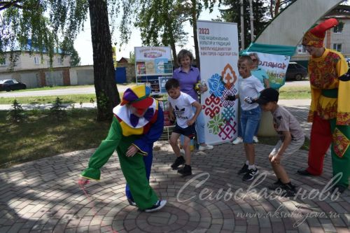 Аксубай укучыларын кайчандыр әниләре һәм әбиләре уйнаган уеннарга өйрәттеләр