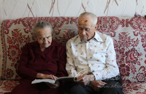 Педагогия училищесын тәмамлаган яшь кыз үзенең беренче укучыларын киндер киемнән каршы ала