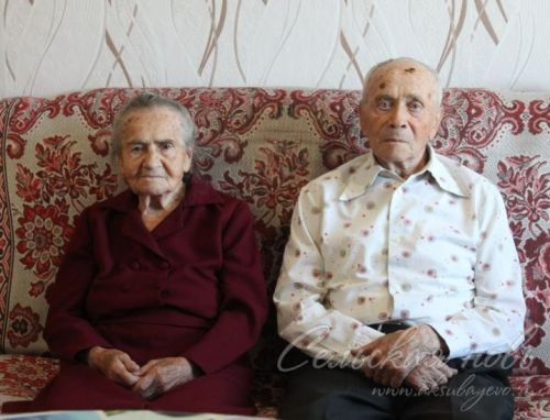 Педагогия училищесын тәмамлаган яшь кыз үзенең беренче укучыларын киндер киемнән каршы ала