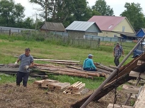 В селе Нижняя Баланда обновили висячий мост и реконструировали родник