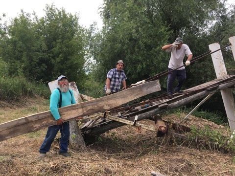 В селе Нижняя Баланда обновили висячий мост и реконструировали родник