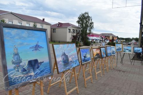 Выставка «За тех, кто в море» работала под брызги аксубаевского фонтана